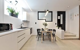Phaedrus Living City Center Luxury Flat Skoufa